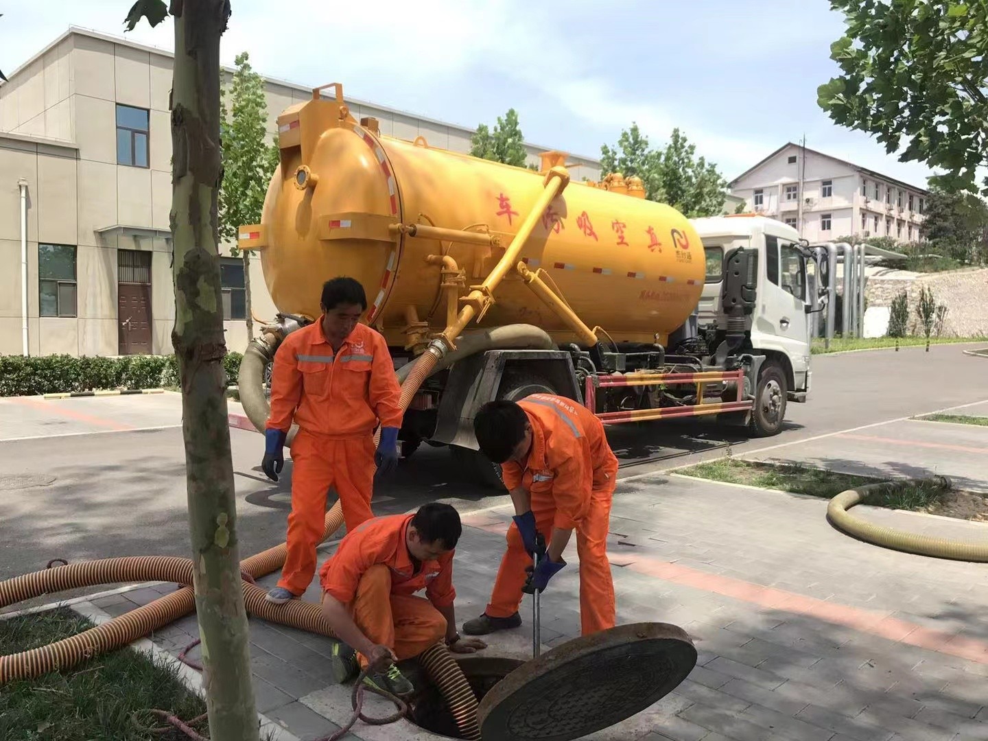 富锦管道疏通车停在窨井附近