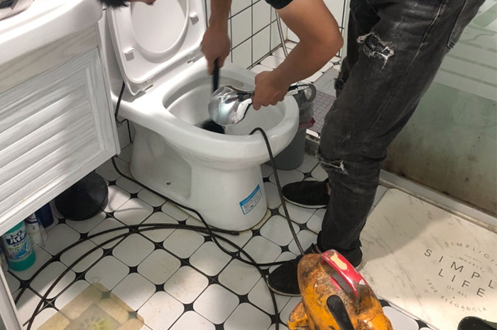 富锦马桶堵塞自己疏通还是找师傅？专业上门服务让你省时更省心